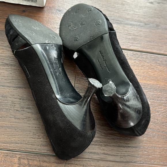 Salvatore Ferragamo Pre Loved Suede low Heels Shoes with Dust Bag. - Picture 7 of 8